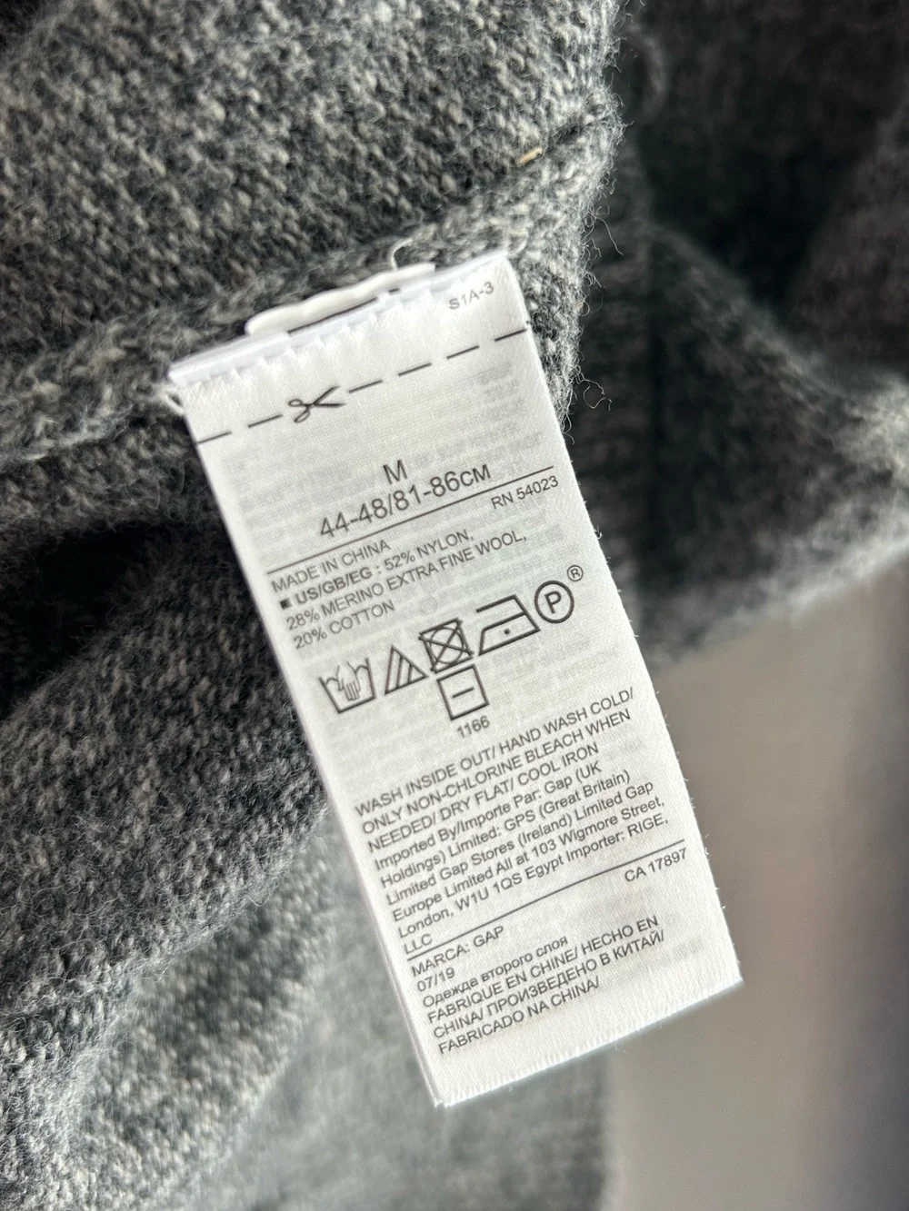 GAP Men’s Merino Wool Blend Charcoal Gray Crewneck Sweater M Casual Minimalist